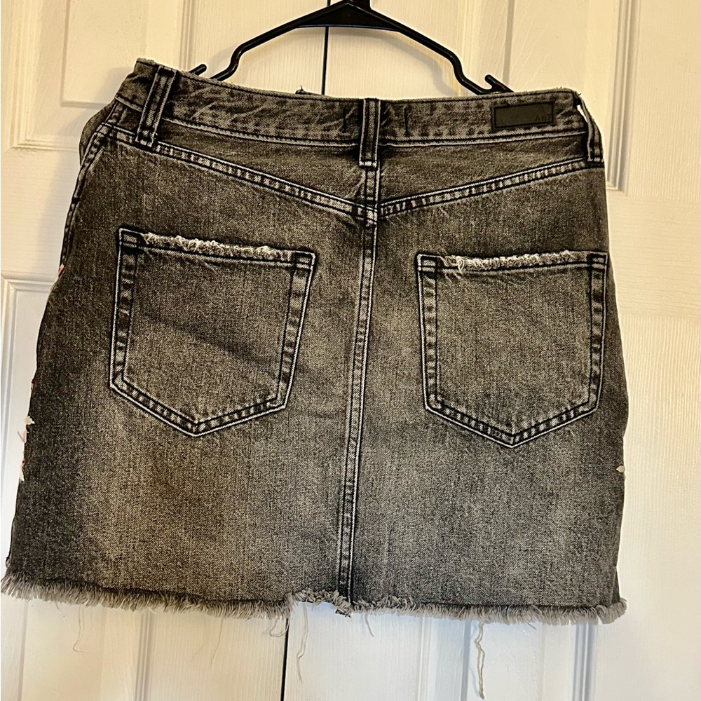 Abercrombie & Fitch Black Distressed Embroidered Denim Skirt jean mini - Picture 5 of 6